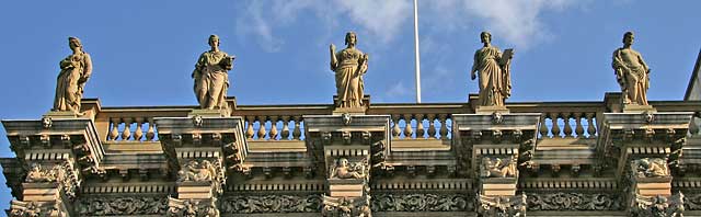 Zoom-in to detail on the building at 38 St Andrew Square  -  The building was built for the British Linen Bank