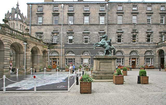 The City Chambers and Courtyard, Edinburgh  -  July 2008