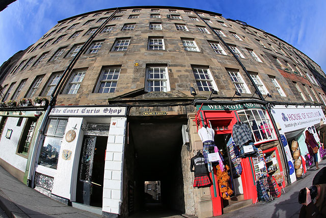 The Court Curio Shiop, 519 Lawnmarket, Edinburgh - and neighbouring shops, tenements and close