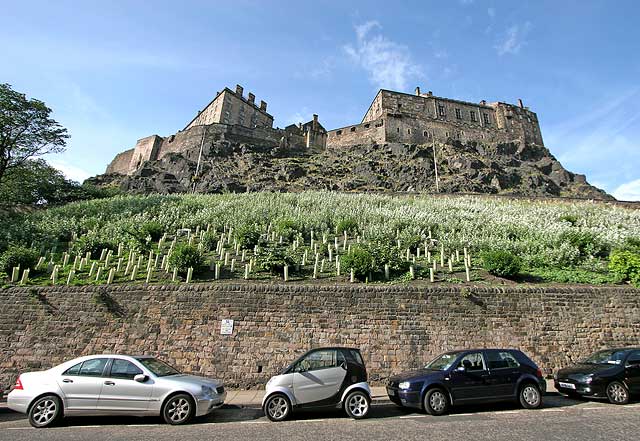 Loking up to Edinburh Castle from King's Stables Road