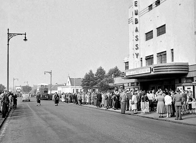 Embassy Cinema, Boswall Parkway, 1957 - Queue for 'Bridge on the River Kwai'
