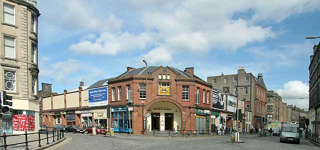 'Foot of the Walk' public house at the foot of Leith Walk  -  2006