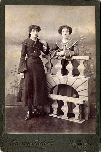 Cabinet Print by Parisian Photo Company - Ladies and balustrade
