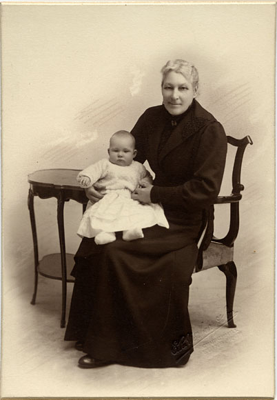 Platinotype print of a lady and child by Yerbury & Son, Churchhill, Edinburgh