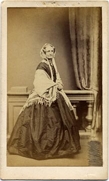 John Moffat  -  Carte de visite  -  1861-73  -  Lady standing