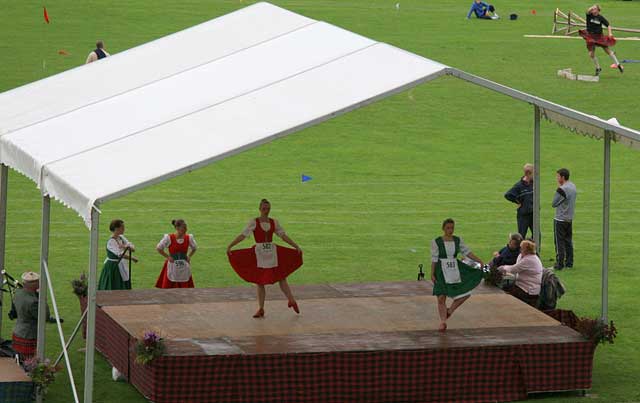 Scottish Highland Games&nbsp; -&nbsp; Pitlochry&nbsp; -&nbsp; 10 September 2005&nbsp; -&nbsp; Scottish Country Dancing and Putting the Shot