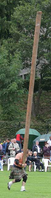 Scottish Highland Games  -  Pitlochry  -  10 September 2005  -  Tossing the Caber