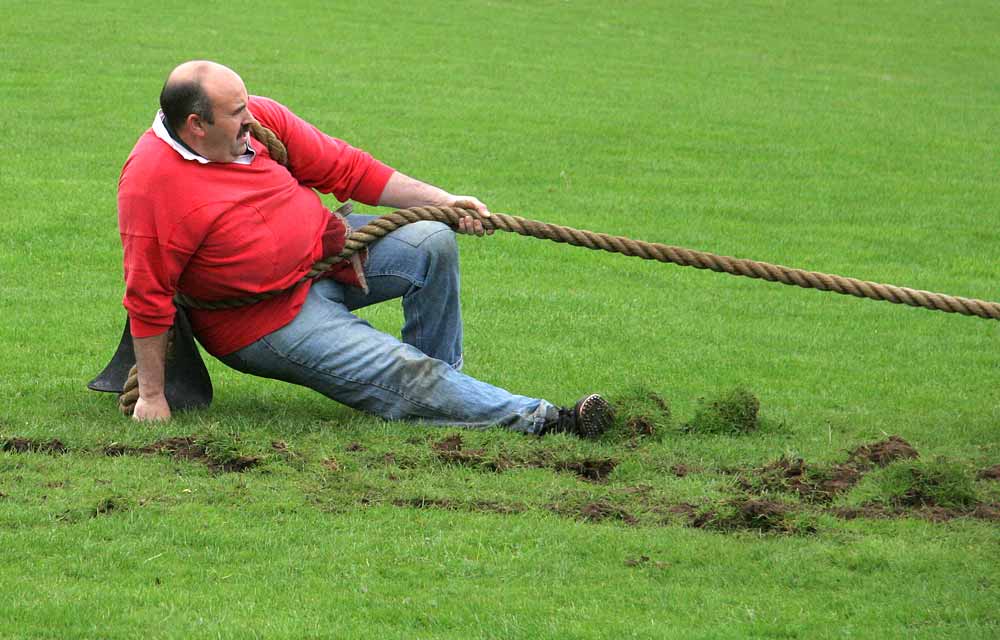 Scottish Highland Games  -  Pitlochry  -  10 September 2005  -  Anchor Man in the Tug-of-War  -  TRhe Anchor Man