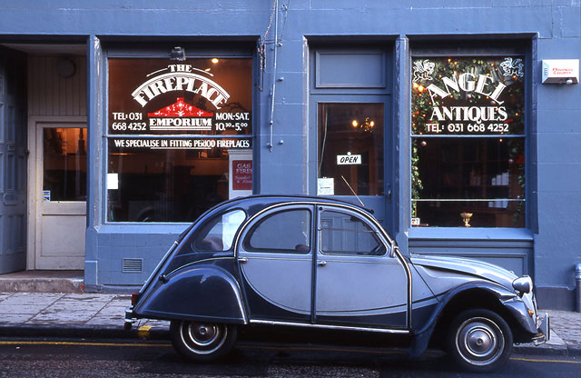 2CV and shop at 101-103 Causewayside, Southside, Edinburgh