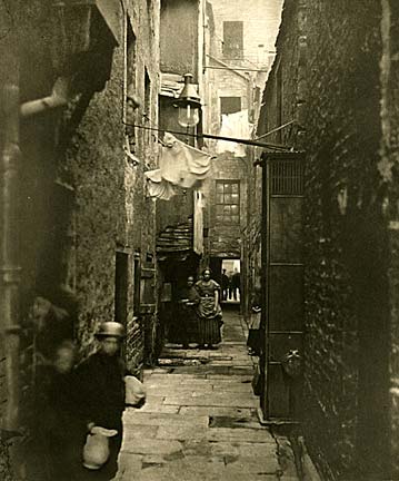 Photogravure by James Craig Annan, taken from Thomas Annan's photographs of the Old Closes and Streets og Glasgow