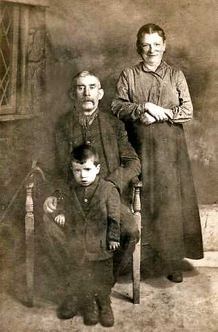 Photograph taken in an Edinburgh Studio (which Studio?)  -  Bob Henderson's Great Grandparents and Uncle