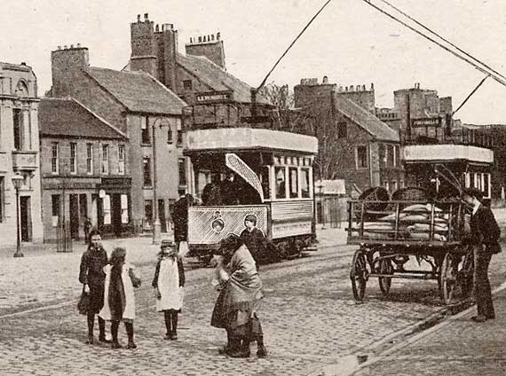 Postcard by Valentine  -   Zoom-in to detail on the back of a card of Musselburgh High Street and Mercat Cross, 1905