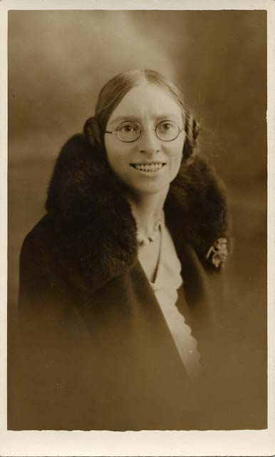 Jerome postcard  -  1932  -  Lady in Glasses