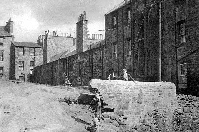 Dumbiedykes Survey Photograph - 1959  -  Between Mid and West Arthur Place