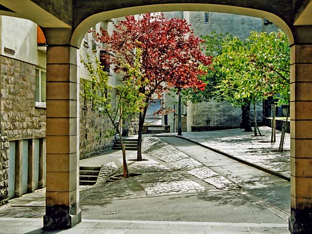 Chessel's Court in Edinburgh's Royal Mile  -  photographed September 2003