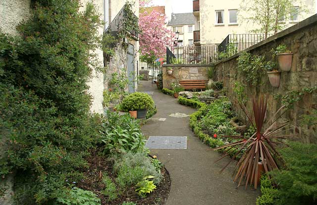  Garden, 6b Chessel's Court, Canongate, part of Edinburgh's Royal Mile - photographed May 2006