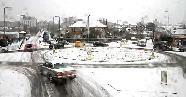 Looking SW at Comely Bank Roundabout  -  December 2009