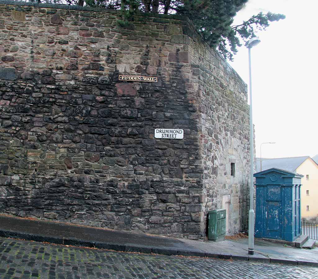 The Flodden Wall and Police Box on the corner of Drummond Street and Pleasance - December 2007
