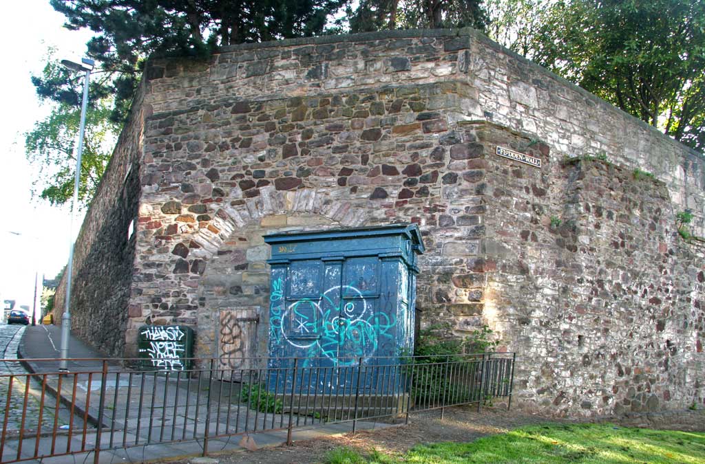 Coffee Bar and Police Box on the corner of Middle Meadow Walk and Lauriston Place