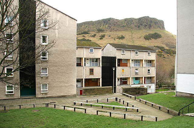 Dumbiedykes Road from Viewcraig Street  -  April 2006