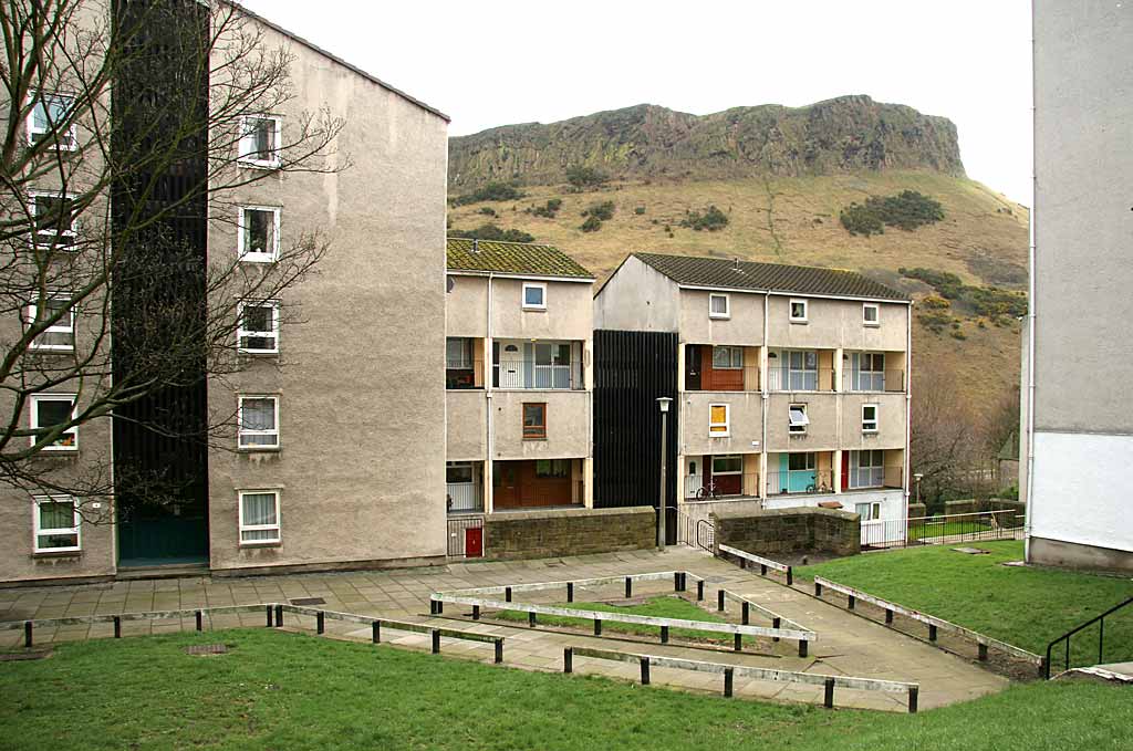 Dumbiedykes Road  from Viewcraig Street  -  April 2006
