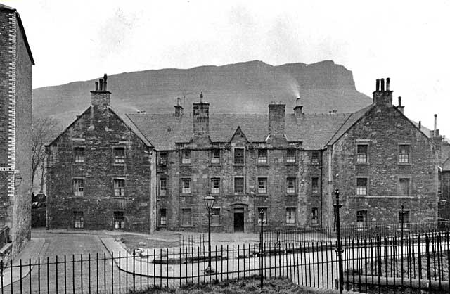 The Big Green, seen from the greens in front of 'The Balconies', Dumbiedykes Road