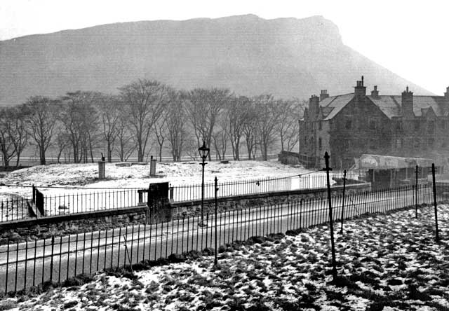 The Big Green, seen from the greens in front of 'The Balconies', Dumbiedykes Road