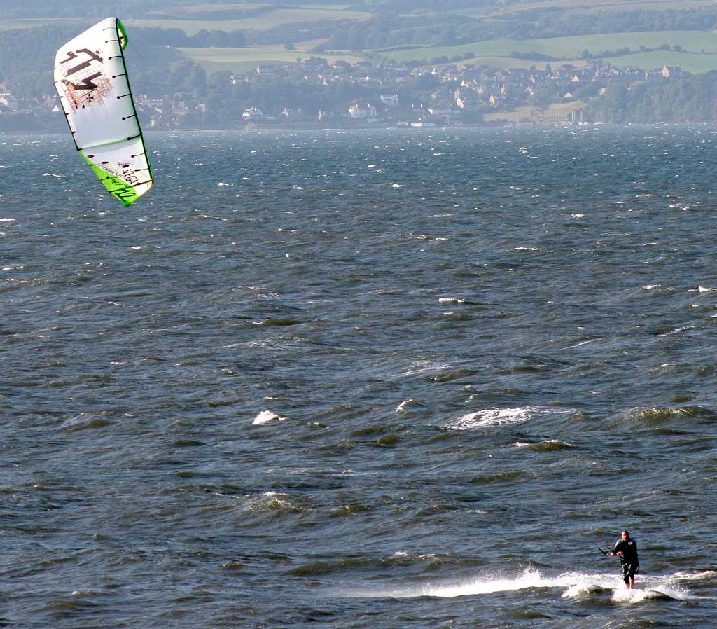 Kitesurfing between Cramond and Silverknowes - July 2009