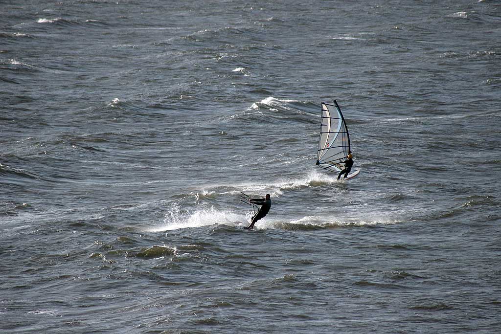 Kitesurfing and windsurfing between Cramond and Silverknowes - July 2009Kite surfing between Cramond and Silverknowes - July 2009