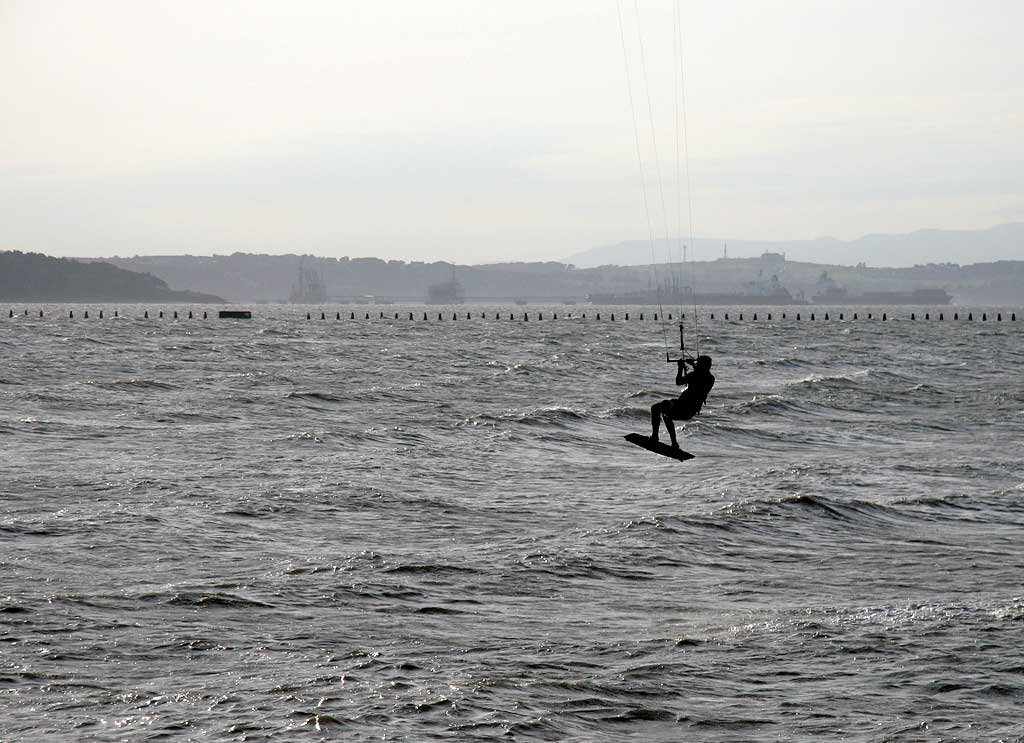 Kitesurfing between Cramond and Silverknowes - July 2009