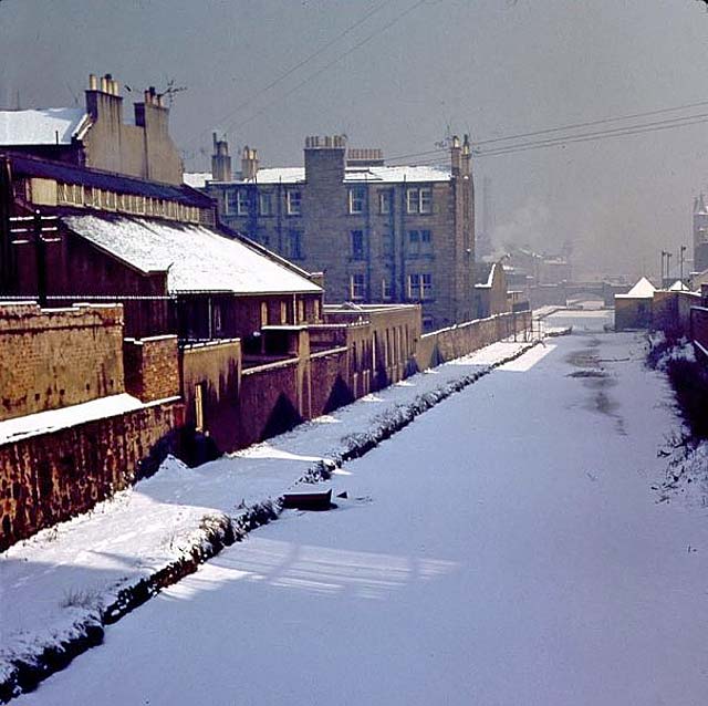 Looking to the west along the Union Canal from Yeaman Place