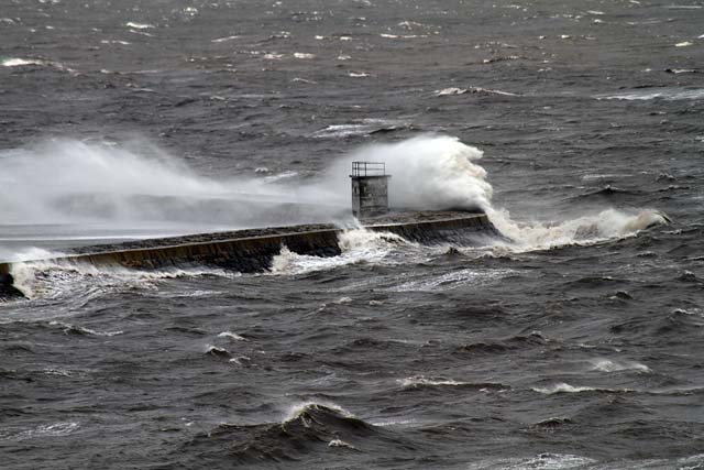 Grnton Eastern Breakwater, Waves behind the White Box