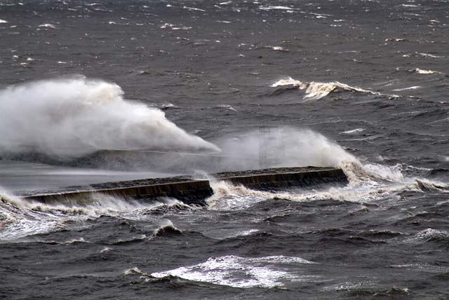 Grnton Eastern Breakwater, Waves over the White Box