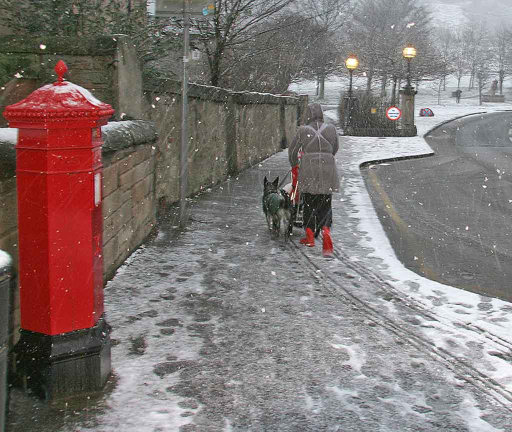 Holyrood Park Road and the entrance to Holyrood Park at St Leonard's - January 2008