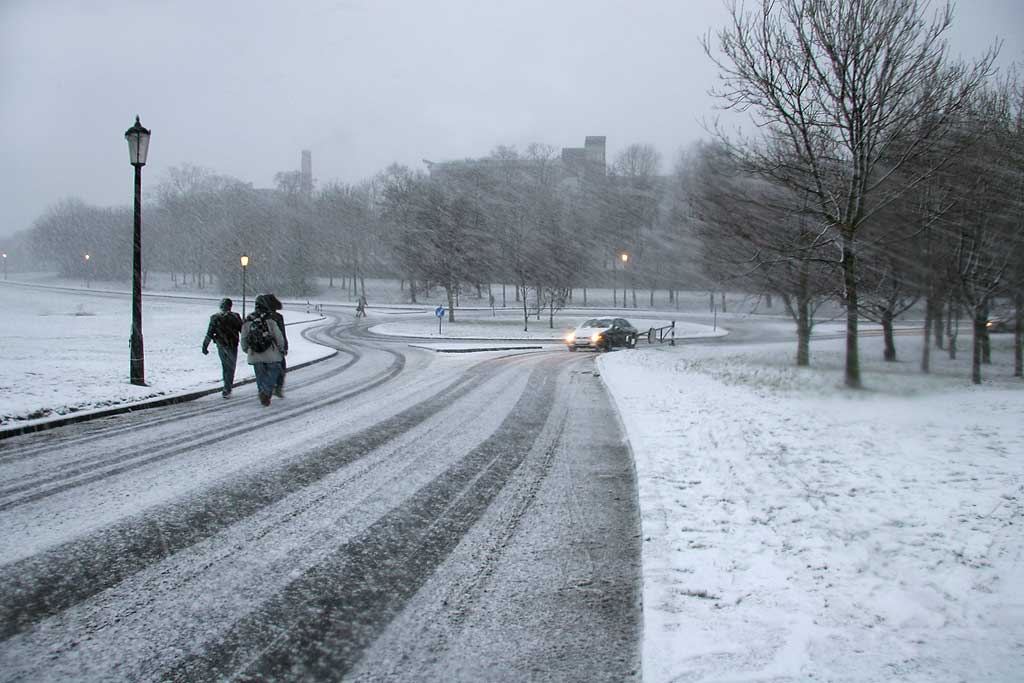 Holyrood Park Road and the entrance to Holyrood Park at St Leonard's  -  January 2008