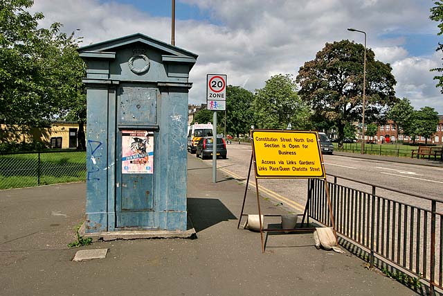 Police Box on the corner of Links Gardens and East Hermitage Place  -  June 2008
