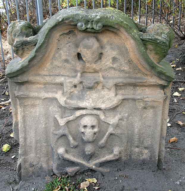 Gravestone in North Leith Graveyard  -  Unidentified gravestone