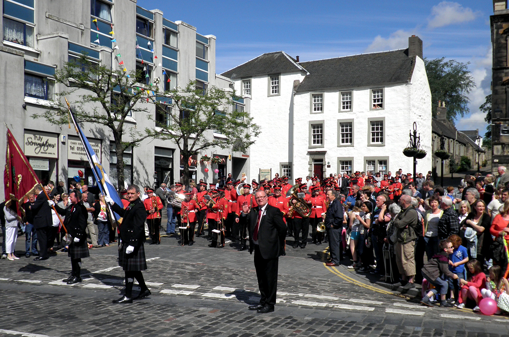 Liinlithgow Marches - The procession moves off - June 19, 2012