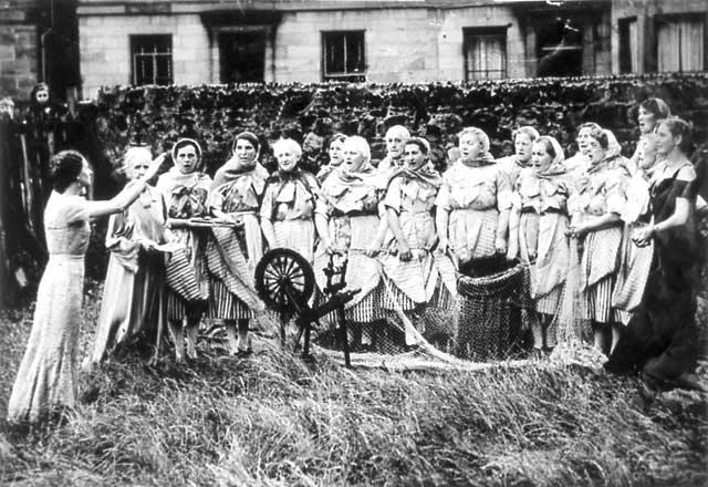 Newhaven Fishwives Costumes  -  Fisherwomen's Choir  -  1943