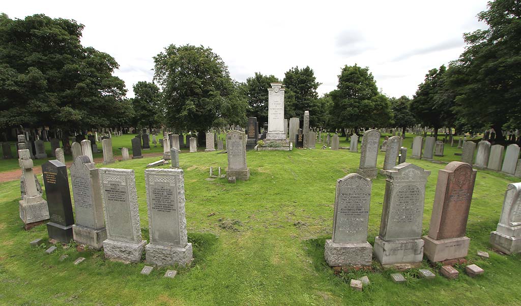 Lafayette's Gravestone at Piershill Cemetery, Edinburgh, surrounded by a circle of other gravestones