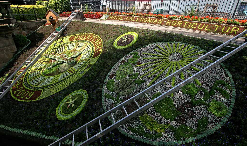 Floral Clock  in Princes Street Gardens  -  July 2009  -  Clock almost fully planted