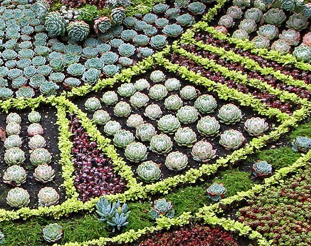 Princes Street Gardens, Floral Clock, 2010  -  zoom-in