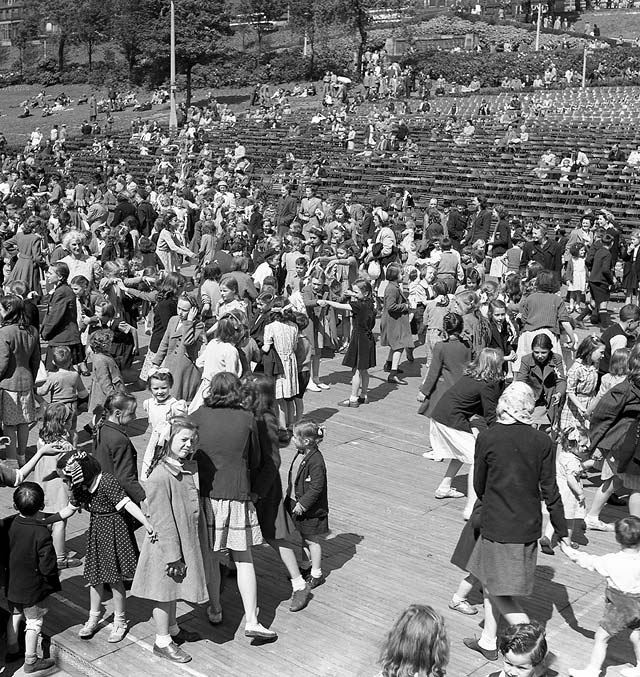 Princes Street Gardens - Ross Bandstand Audeince , zoom-in