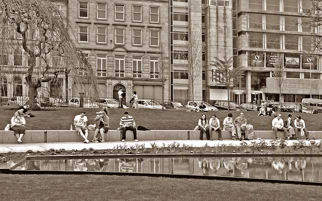 St Andrew Square Gardens - open to the public from 2008  -  Looking south  -  zoom-in