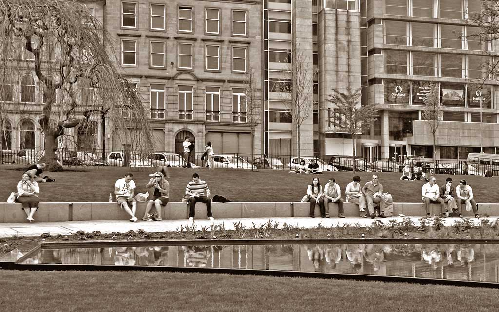 St Andrew Square Gardens - open to the public from 2008  -  Looking south  -  zoom-out