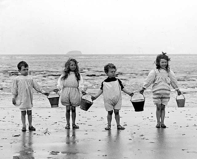 Four children on the beach  -  Where is it?