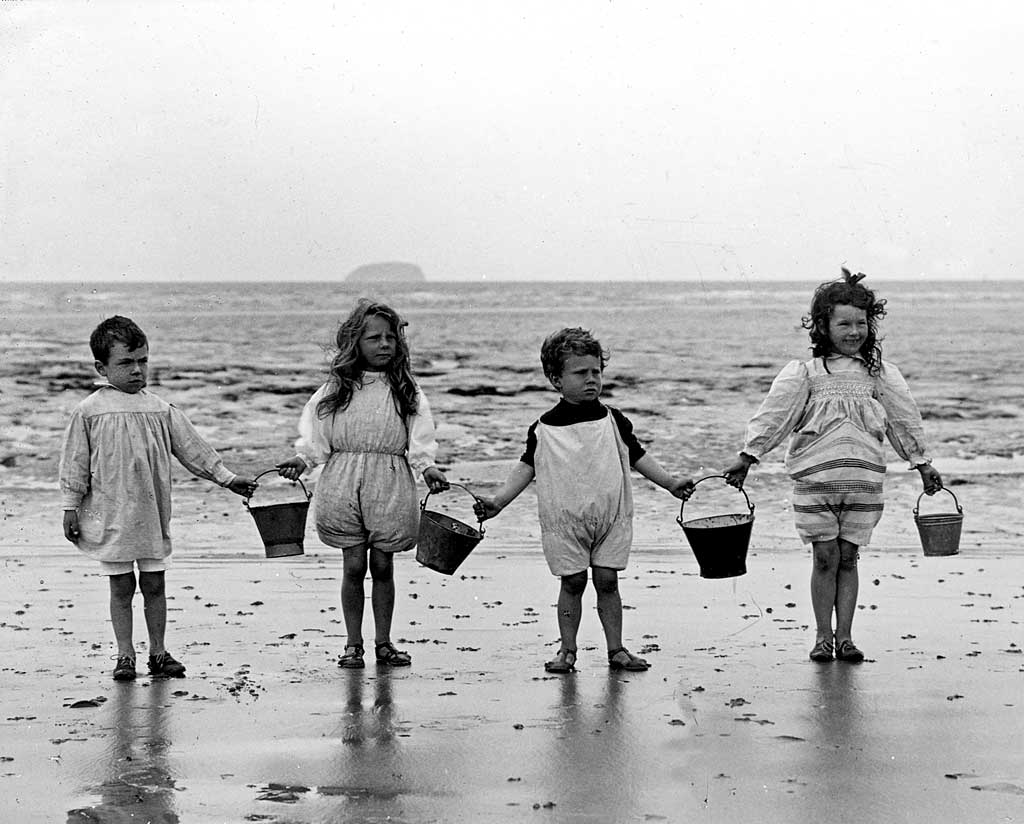 Four Children on the sands  -  Where is it?