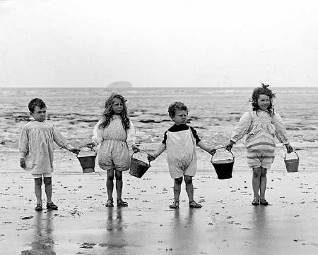 Four children on the beach - Where is it?