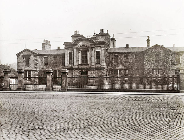 Photo titled 'Board School, Leith', taken probably between 1930 and 1947. Which school was this? Where was it? Is it still standing?