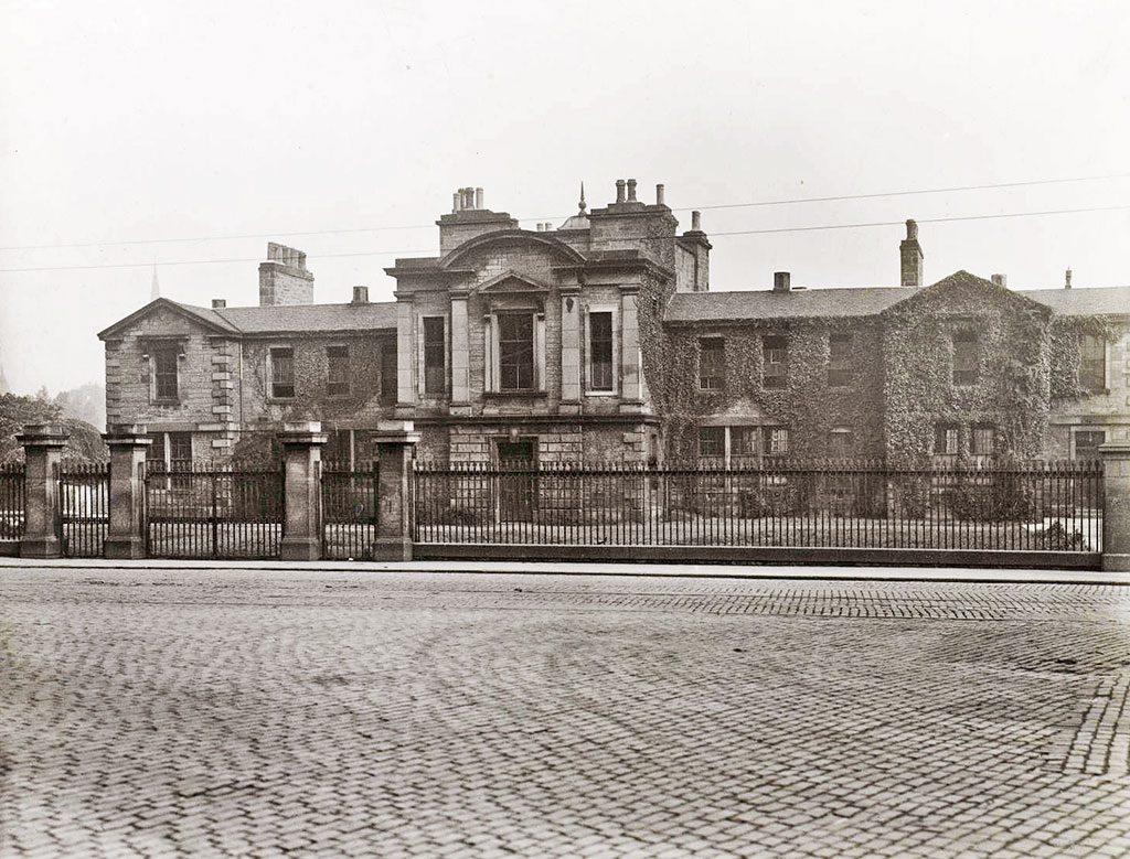 Photo titled 'Board School, Leith', taken probably between 1930 and 1947.  Which school was this?  Where was it?   Is it still standing?